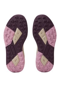 Suole delle scarpe da traiettoria in viola scuro e rosa, con una superficie testurizzata caratterizzata da prominenti tacche e dettagli beige chiaro vicino al centro.