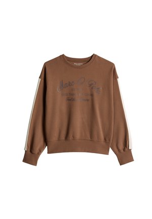 Bruine lange mouw sweatshirt met witte strepen op de mouwen en donkere bedrukte tekst met de tekst "Marc O'Polo" en een inspirerende zin aan de voorkant.