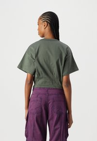 Alpha Industries T-shirt med print - dark olive