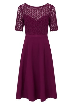 Bordeaux jurk met kanten lijfje en korte mouwen, met een aansluitende taille en een uitlopende rok, gladde textuur en gegolfde halslijn.