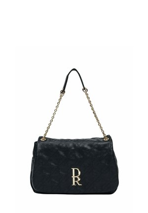 Borsa a mano in pelle nera con texture, con tracolla a catena dorata e logo "DR" dorato sulla patta frontale.