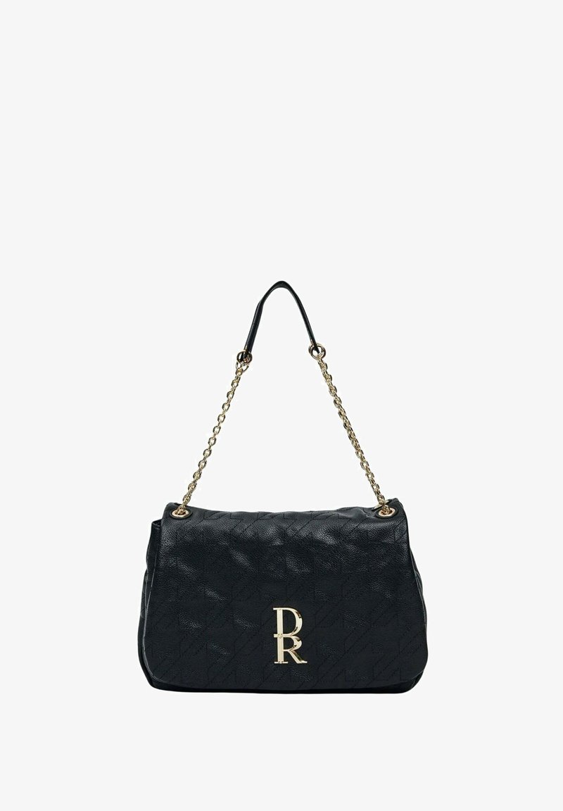 Borsa a mano in pelle nera con texture, con tracolla a catena dorata e logo "DR" dorato sulla patta frontale.