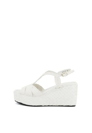 Sandalo con zeppa bianco intrecciato con cinturino alla caviglia e fibbia, con suola platform testurizzata e design open toe.