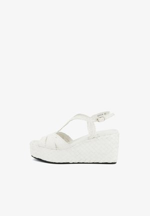 Sandalo con zeppa bianco intrecciato con cinturino alla caviglia e fibbia, con suola platform testurizzata e design open toe.