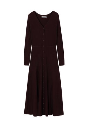 Bordowa dzianinowa sukienka prążkowana z długimi rękawami, dekoltem w kształcie litery V i zapięciem na guziki z przodu. Rozkloszowany dół sukienki kończący się poniżej kolana.