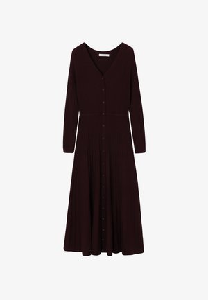 Bordowa dzianinowa sukienka prążkowana z długimi rękawami, dekoltem w kształcie litery V i zapięciem na guziki z przodu. Rozkloszowany dół sukienki kończący się poniżej kolana.