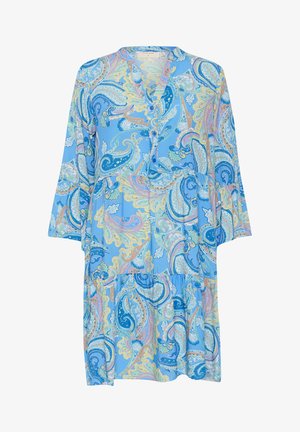 Niebieska sukienka w wzór paisley z dekoltem w kształcie V, o rękawach o długości trzech ćwierci i warstwowej spódnicy. Wykonana z lekkiego materiału, z zapięciem na guziki.