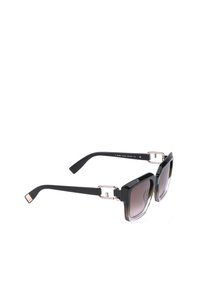 Lunettes de soleil à monture carrée noire avec verres teintés dégradés et détail de charnière métallique sur les branches sur fond blanc.