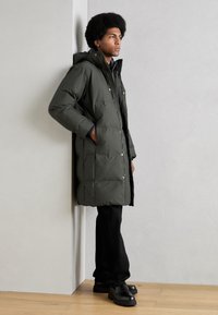 Lindbergh COAT - Ziemas mētelis - dark green