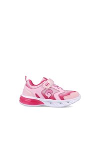 Zapatilla deportiva rosa con parte superior de malla, correa de velcro y suela blanca. Presenta un acento rosa brillante en el talón y costuras decorativas.