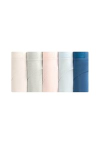 Vijf opgerolde textielen in pastelkleuren: lichtroze, lichtgrijs, zachtroze, lichtblauw en donkerblauw, elk met een gemerkte rubberen label.