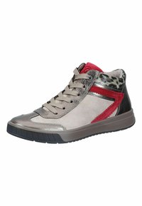 Baskets montantes en cuir noir et argent métallique, avec des accents en daim rouge, des panneaux latéraux en gris texturé et des lacets ronds. Semelle en caoutchouc.