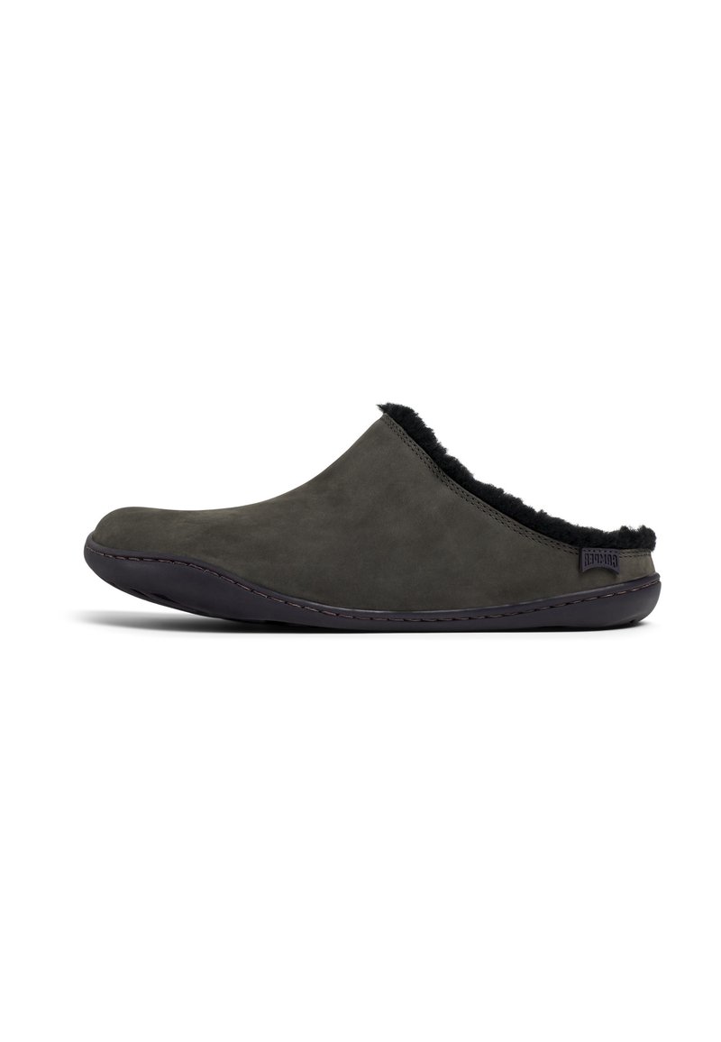 Grå ruskind slip-on klipklappere med sort kunstpelsfor, rund tå og fleksibel gummisål. Har stitched detaljer og brandlogo.
