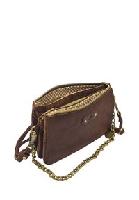 Sac bandoulière en suède brun avec une chaîne dorée, deux compartiments zippés et un intérieur en tissu à motifs. Présente un détail de logo à l'avant.