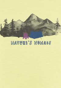 Montagnes et pins derrière une tente bleue et un feu de camp violet avec le texte « NOMADES DE LA NATURE » sur un fond jaune pâle.