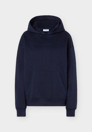 Marineblauwe capuchontrui met lange mouwen, een kangoeroezak aan de voorkant, geribde manchetten en een subtiel "J.LINDEBERG" logo op de borst.