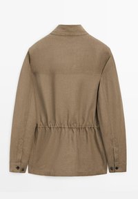 Braune Langarmjacke mit Kragen, elastischem Bund und geknöpften Manschetten, von hinten vor weißem Hintergrund abgebildet.