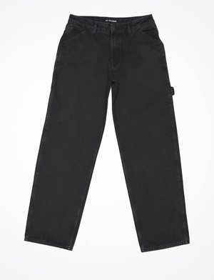 Pantaloni in denim neri con design a gamba dritta, dotati di tasche frontali, passanti per cintura e chiusura con bottone. Tessuto liscio, senza motivi visibili.