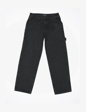 Fekete denim nadrág egyenes lábdugóval, elülső zsebekkel, övszalagokkal és gombos zipzárral. Simább textúra, látható minták nélkül.