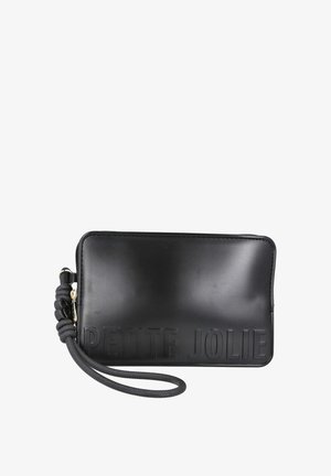 Bolso de mano rectangular negro con texto en relieve "PETITE JOLIE" y correa anudada unida a la cremallera.