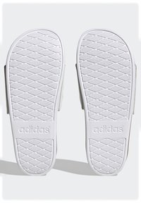 Infradito bianche in gomma con suole texturizzate presentano un motivo a diamante e il logo "adidas" impresso sulla soletta.