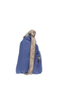 Zaino in nylon blu navy con una tracolla in tessuto marrone caratterizzata da una stampa cartografica. Include una tasca con cerniera sul lato e una forma unica.