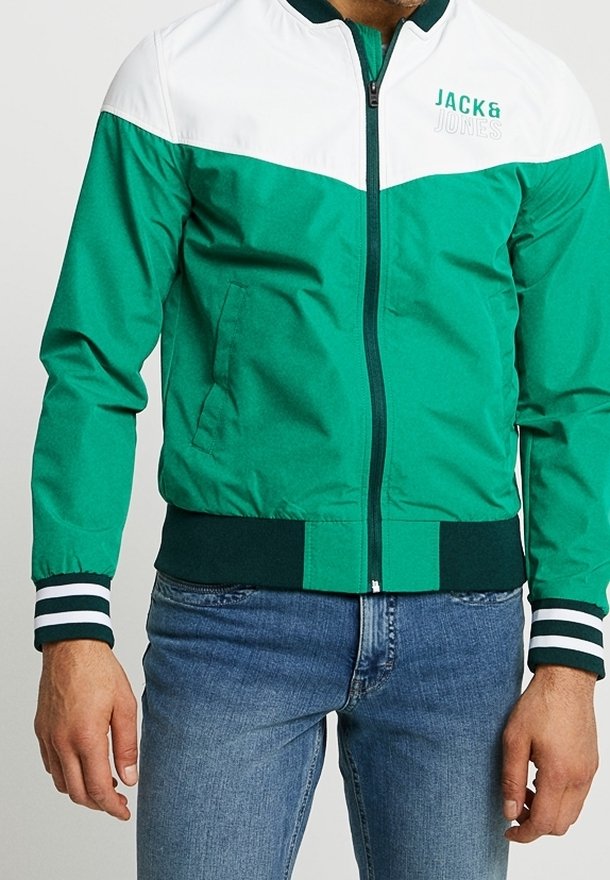 Grön och vit zipjacka med elastiska muddarna och nederkant. Har "JACK & JONES"-logotypen på vänster sida. Tillverkad av ett glatt, lätt material.