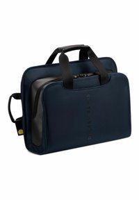 Sac à ordinateur en tissu bleu marine avec fermeture éclair noire, deux poignées supérieures, et logo embossé. Il présente une texture lisse et une forme rectangulaire.