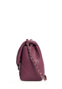 Borsa a tracolla in pelle viola trapuntata con manico a catena, caratterizzata da una forma arrotondata e chiusura a pattina. Il motivo testurizzato accentua il design.