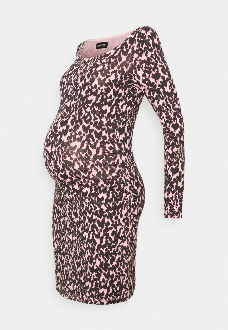 Vestido de maternidade de manga longa com padrão de estampado de onça em rosa e preto, design ajustado com decote arredondado, feito de um tecido suave e elástico.