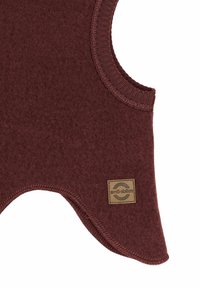 Bordó fleece ruhadarab kerek nyakkivágással, varrott szélekkel és négyzet alakú címkével, amelyen egy kontrasztos színű logó található.