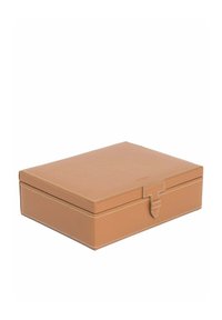 Caja de almacenamiento de cuero marrón claro con una textura suave, forma rectangular y costura blanca. Presenta un sencillo detalle de cierre con solapa en la parte superior.