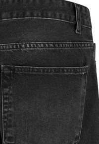 Zwarte denim jeans met een gladde textuur, voorzien van een zichtbare achterzak en contrasterende stiksels langs de naden.