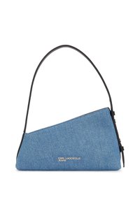 Denim plecu soma ar asimetrisku trīsstūrveida formu, melnas ādas akcentiem un sudraba logotipu ar uzrakstu "KARL LAGERFELD JEANS."