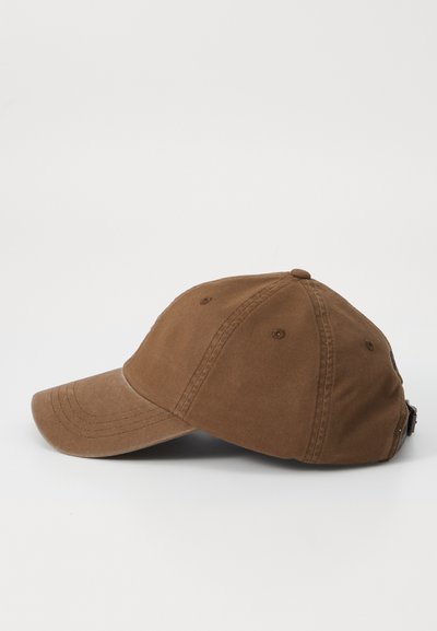 Cappellino da baseball in cotone marrone con visiera curvata. Presenta una costruzione a sei pannelli e una fascia regolabile sul retro. Texture liscia.