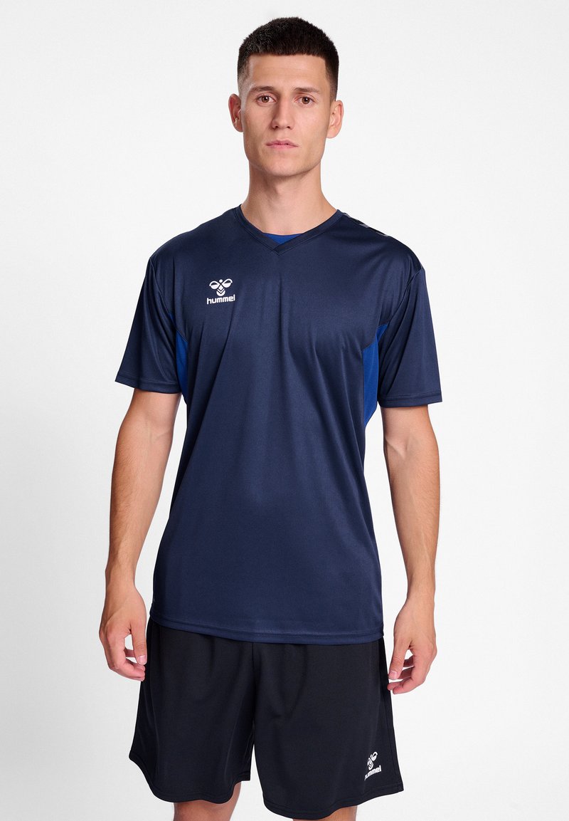Granatowa koszulka sportowa z krótkim rękawem, w serek, z kontrastującymi niebieskimi panelami bocznymi. Ma logo na piersi i lekką tkaninę.