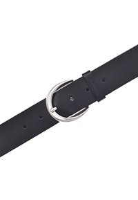 Ceinture en cuir noir avec une boucle en métal argenté en forme de croissant et plusieurs trous d'ajustement sur un fond blanc.