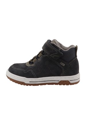 Basket montante bleu foncé pour enfant avec semelle blanche, semelle extérieure marron, lacets élastiques et sangle à scratch, vue de côté.