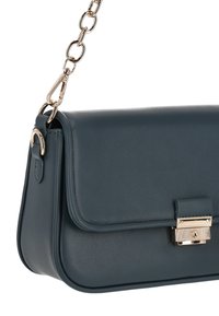 Tumma petroolinvihreä nahkainen käsilaukku, jossa on läppä, kultaiset metalliosat ja ketjuhihna. Laukulla on suorakaiteen muotoinen rakenne ja sileä pinta helppoa käsittelyä varten.