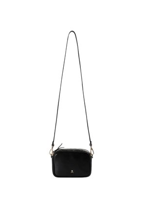 Bolso cruzado de piel negra con textura suave, forma rectangular, cierre de cremallera y herrajes en tono dorado. Presenta una correa delgada y un acento de logo.
