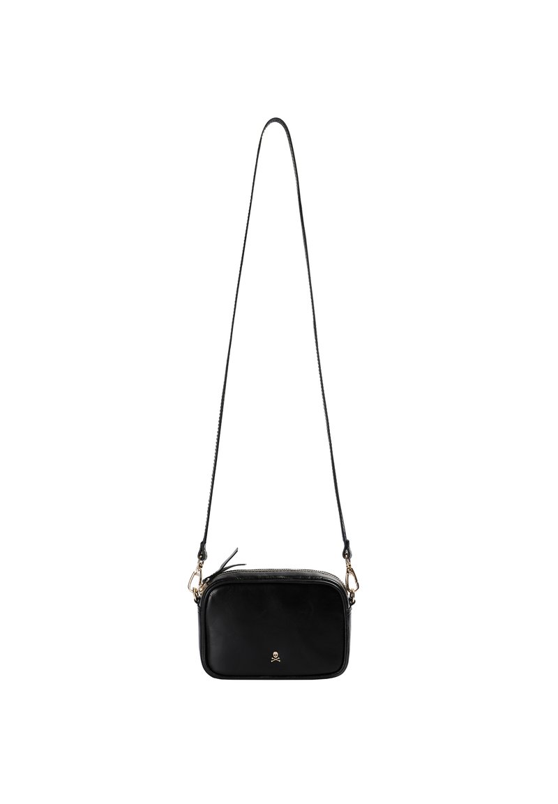 Bolso cruzado de piel negra con textura suave, forma rectangular, cierre de cremallera y herrajes en tono dorado. Presenta una correa delgada y un acento de logo.