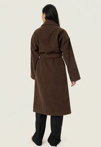 Soaked in Luxury RUBIE BELTED  - Cappotto classico - hot fudge