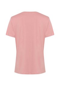 Růžové tričko s krátkým rukávem vyrobené z měkké tkaniny, s jednoduchým designem a kulatým výstřihem, s hladkou a rovnoměrnou texturou.
