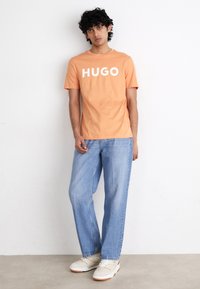 HUGO DULIVIO - Nyomott mintás póló - medium orange