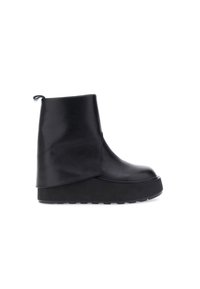 Stivaletto in pelle nera con finitura liscia, suola a zeppa e design drappeggiato unico che si estende sulla parte superiore. Presenta un tappo per il tallone.