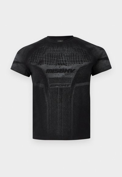 Μαύρο αθλητικό μπλουζάκι με κοντά μανίκια και υφασμάτινα σχέδια, με το κείμενο "MISHV SPORT" στο στήθος, κατασκευασμένο από διαπνέον ύφασμα.