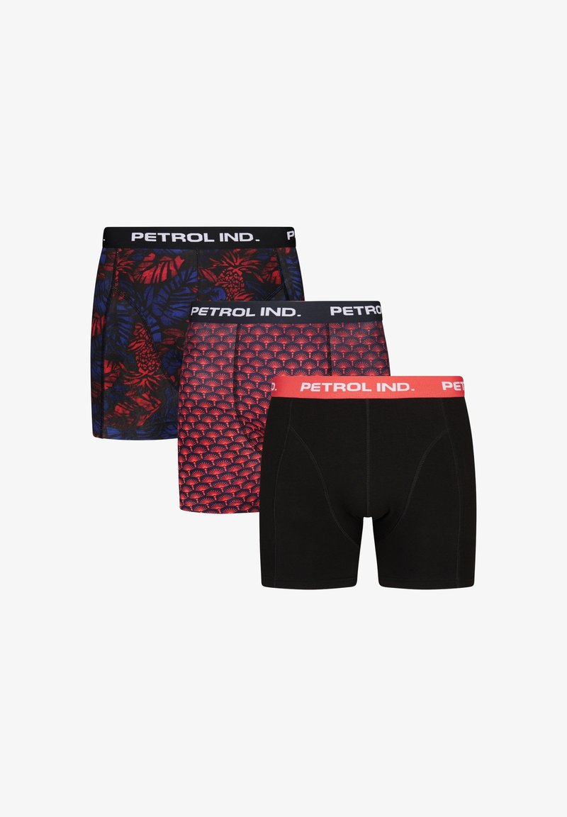 Trei perechi de boxeri pentru bărbați: una cu un model tropical în nuanțe de albastru și roșu, una roșie cu un model geometric și o pereche solidă neagră cu un elastic roșu.
