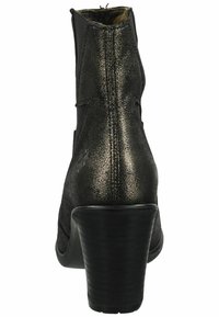 Stivaletti neri con tacco, caratterizzati da una finitura testurizzata, un design elegante, un tacco curvato e una cucitura prominente sul retro.