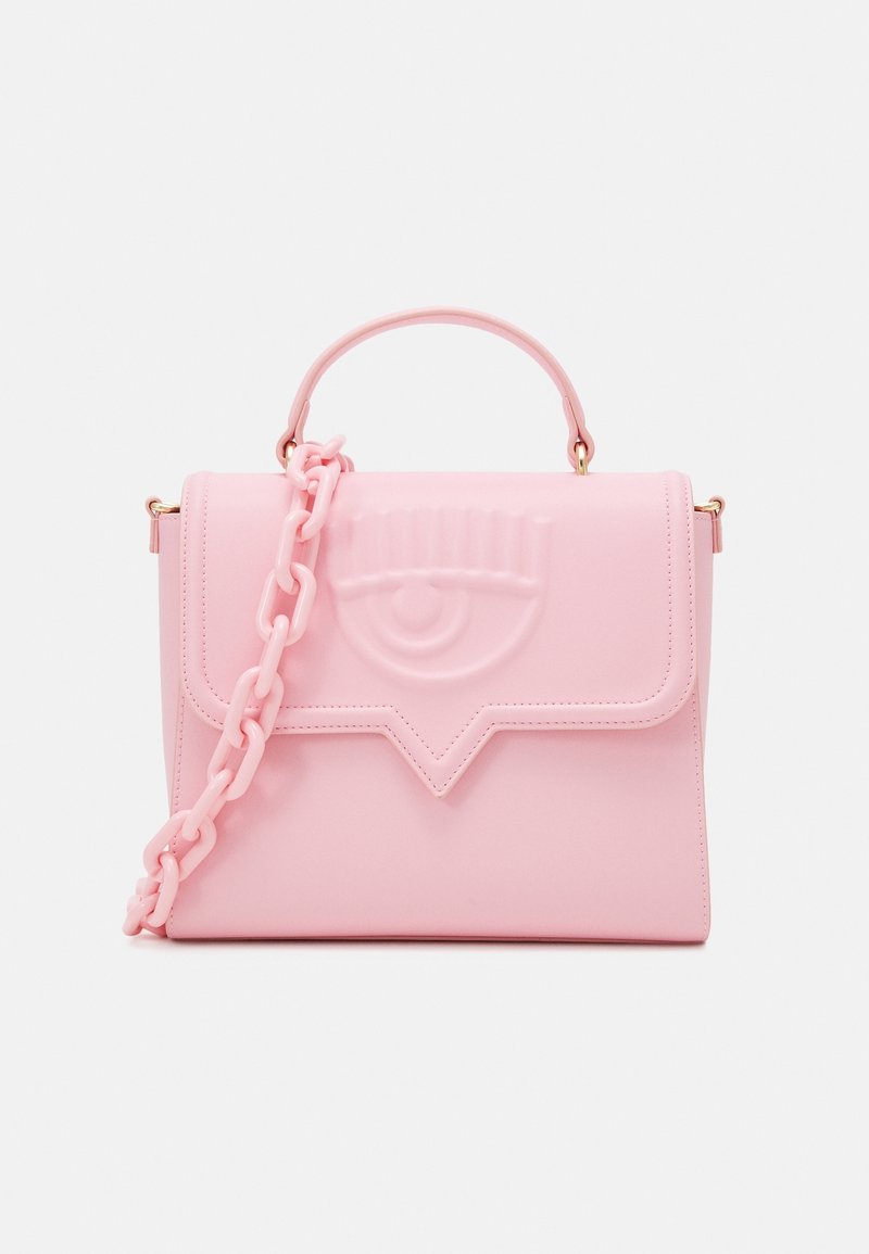 Roze leren handtas met een gestructureerde vorm, voorzien van een decoratief geperst oogmotief, een klepsluiting en een stevige kettingriem.