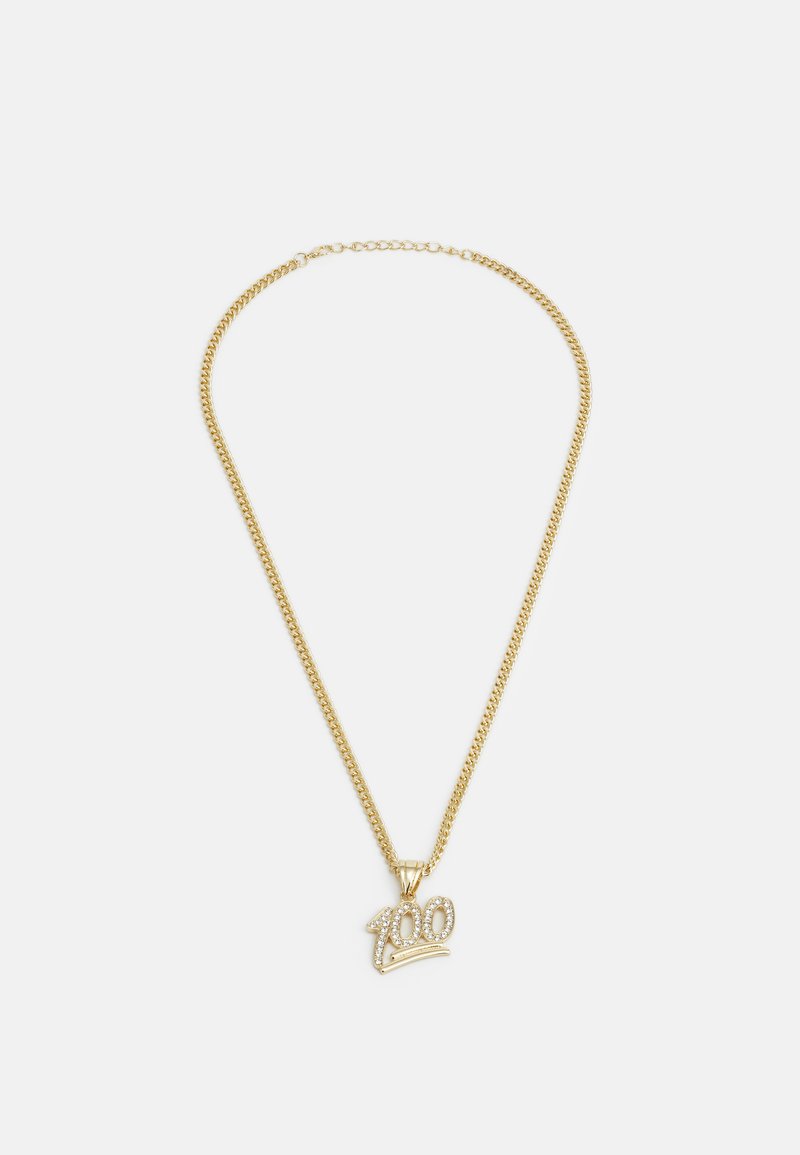 Guld kæde med en "100" vedhæng udsmykket med klare ædelsten, kendetegnet ved en glat tekstur og et iøjnefaldende design.